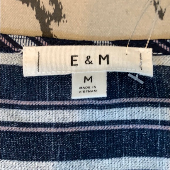 E & M Tie Front Button Top Size Medium - Picture 5 of 5